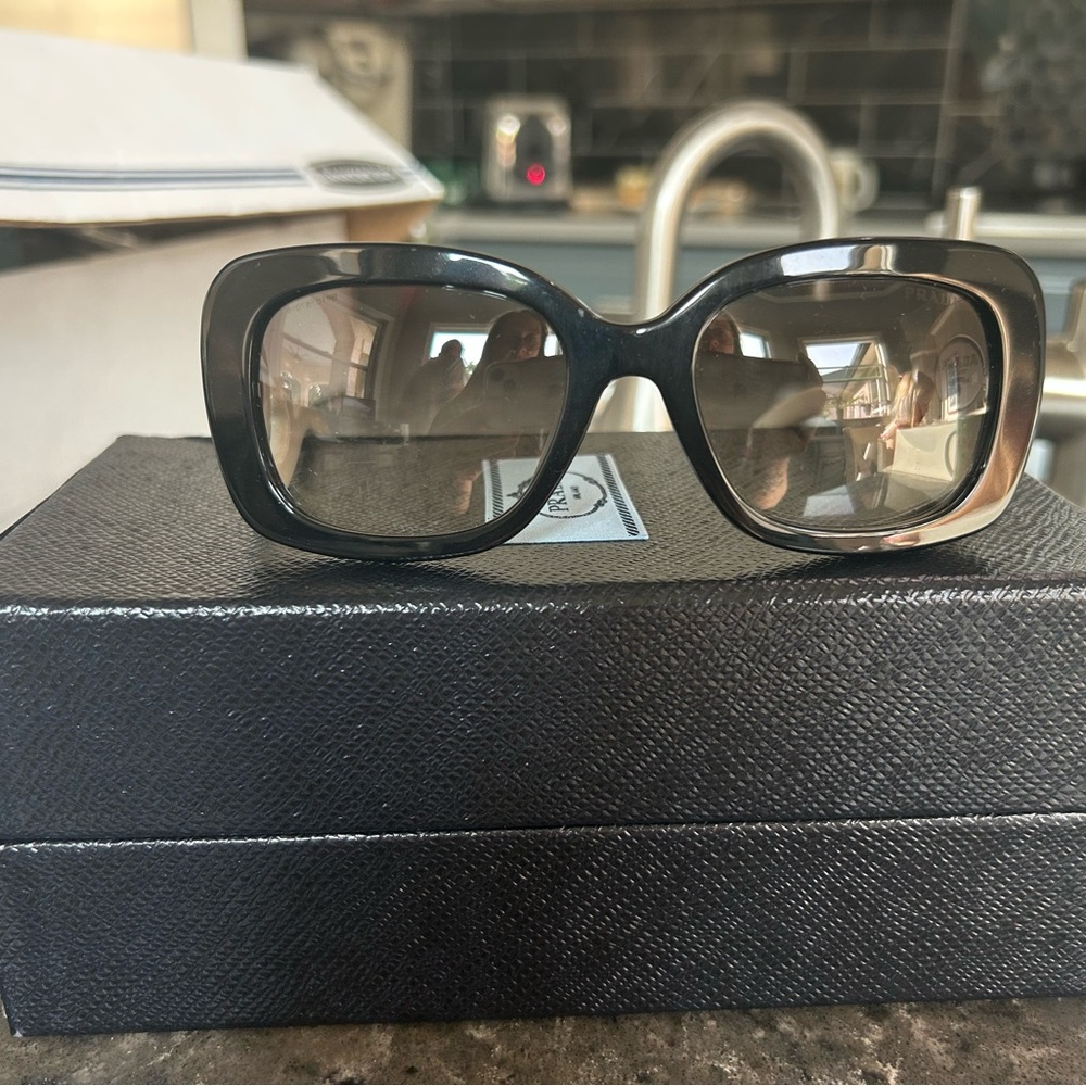 Elegant Black Sunglasses